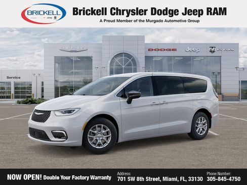 New 2026 Chrysler Pacifica Select image 2