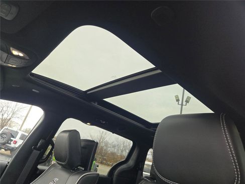 Used 2025 Chrysler Pacifica Limited w/ Uconnect Theater Family Group image 28