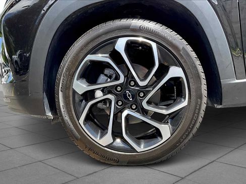Used 2025 Chevrolet Trax RS w/ Sunroof Package FWD image 9