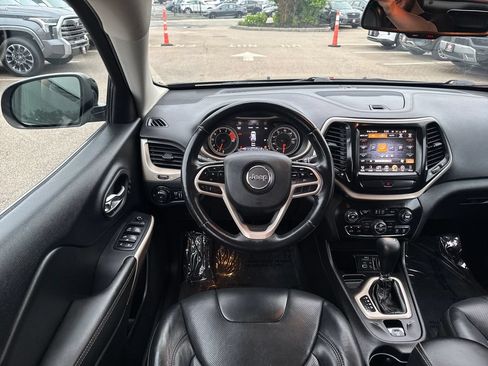 Used 2017 Jeep Cherokee Limited w/ Luxury Group FWD image 13