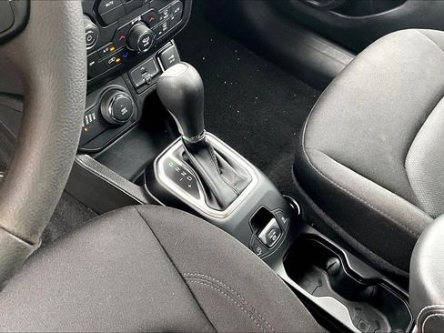 Used 2023 Jeep Renegade Latitude AWD/4WD image 18