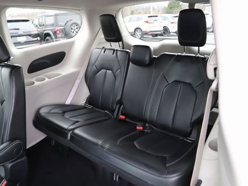 Used 2024 Chrysler Pacifica Touring-L image 21