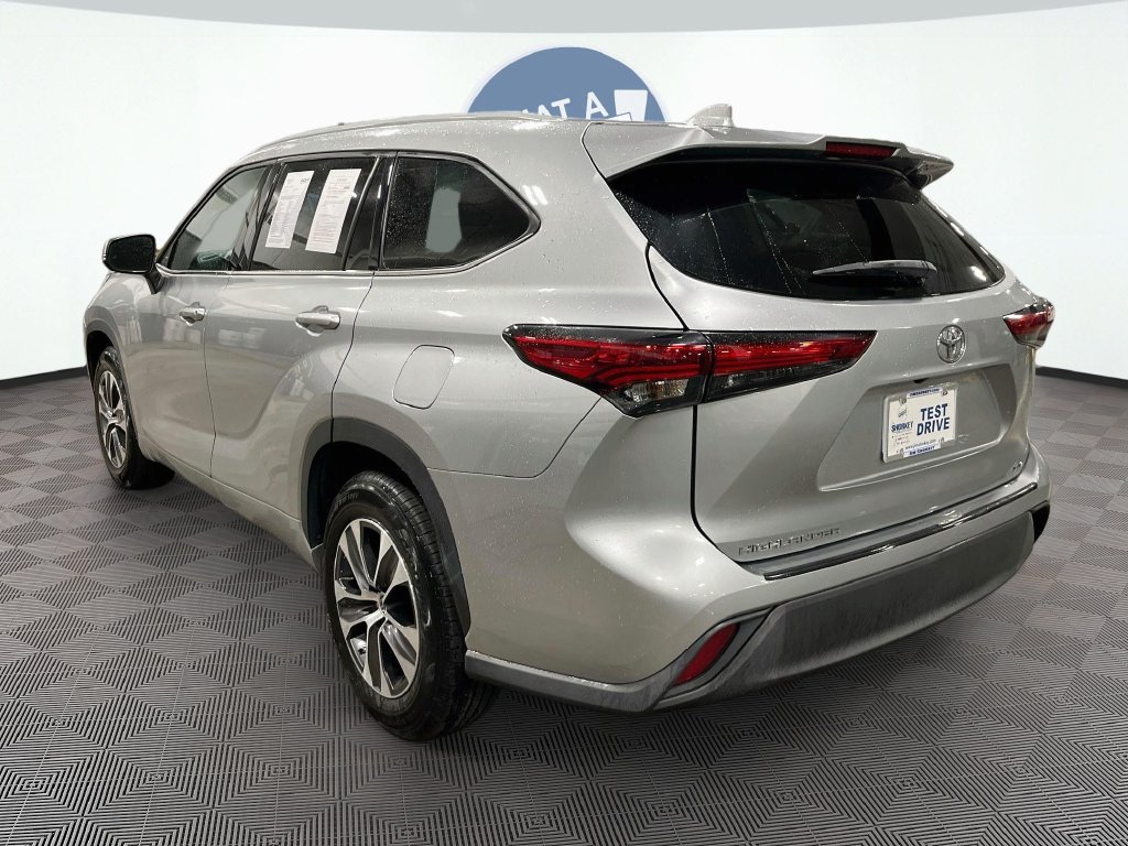 Used 2022 Toyota Highlander XLE FWD image 8