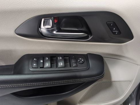 Used 2023 Chrysler Pacifica Touring-L FWD image 21