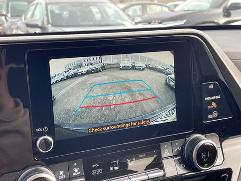 Used 2025 Toyota Highlander LE image 27