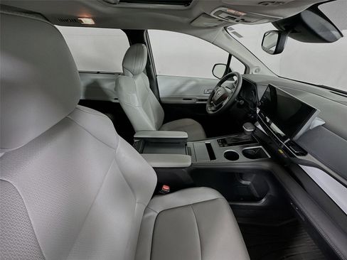 Used 2025 Toyota Sienna XLE w/ XLE Plus Package image 29