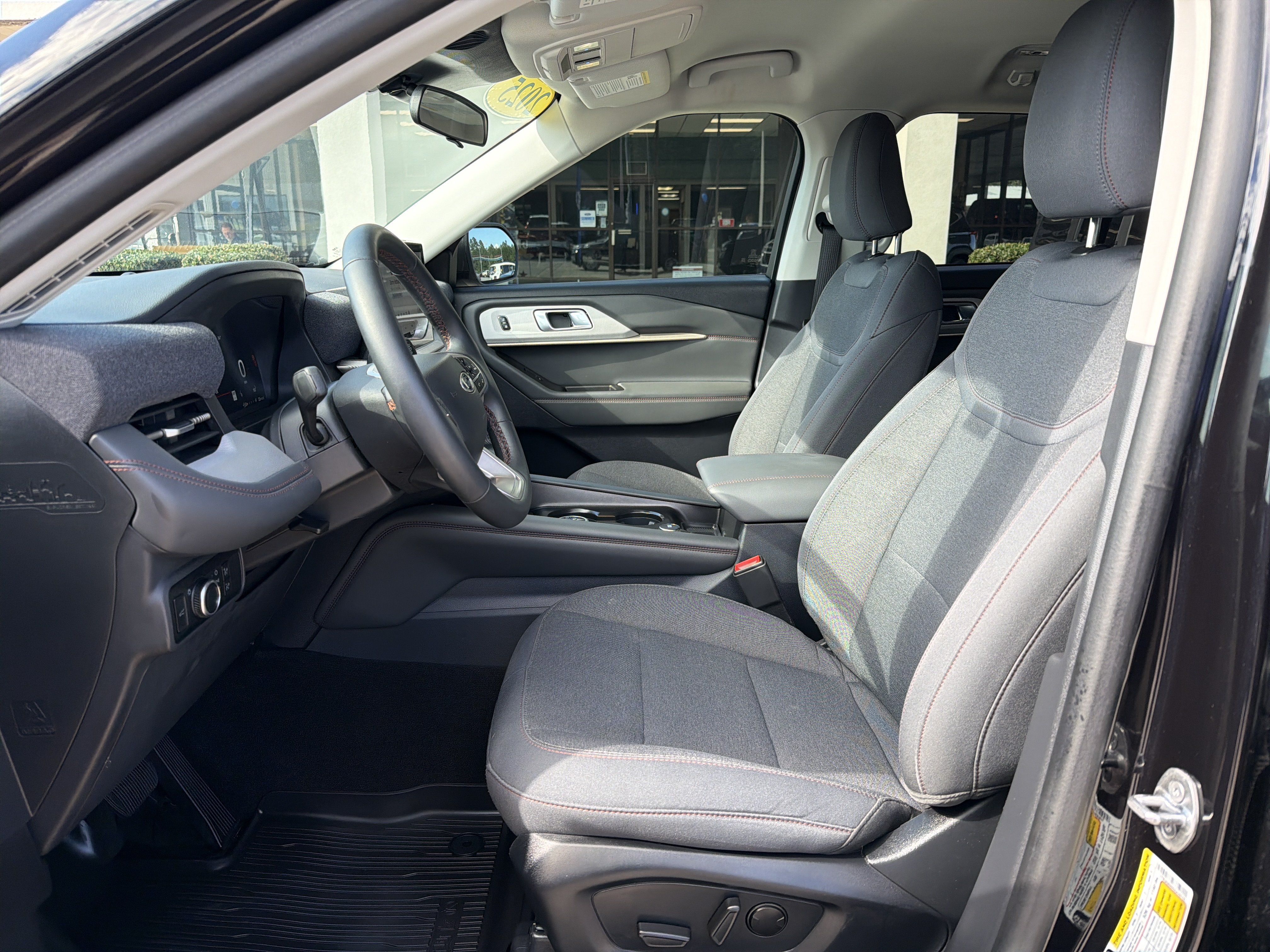 Used 2025 Ford Explorer Active AWD/4WD image 16