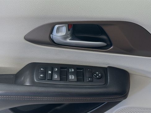 Used 2018 Chrysler Pacifica Touring Plus w/ Tire & Wheel Group image 24