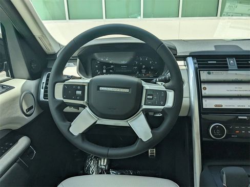 New 2025 Land Rover Discovery Dynamic SE image 16