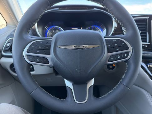 Used 2023 Chrysler Pacifica Limited image 25