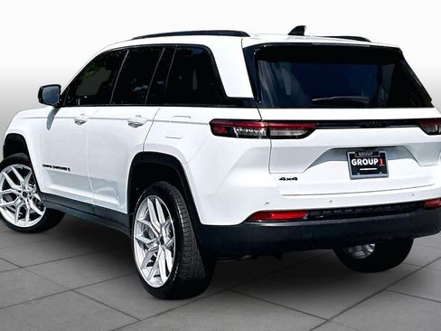 Used 2025 Jeep Grand Cherokee Altitude AWD/4WD image 12