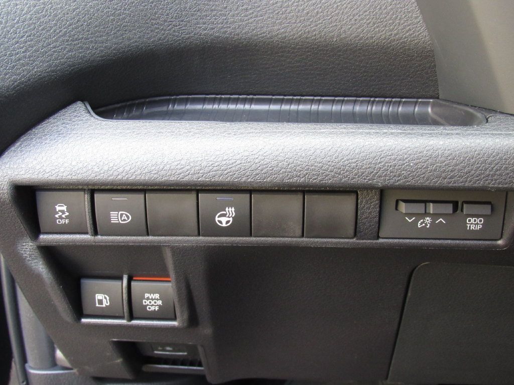 Used 2025 Toyota Sienna XSE AWD/4WD image 39