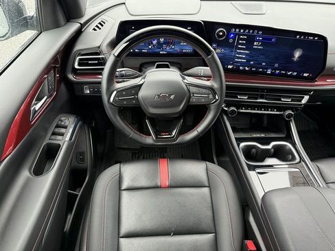 Used 2025 Chevrolet Traverse RS image 25