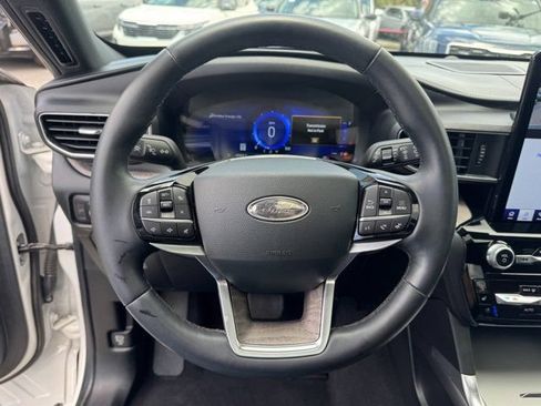 Used 2023 Ford Explorer Platinum w/ Technology Package AWD/4WD image 28