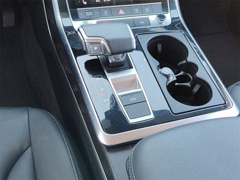 Used 2023 Audi Q8 Premium image 30