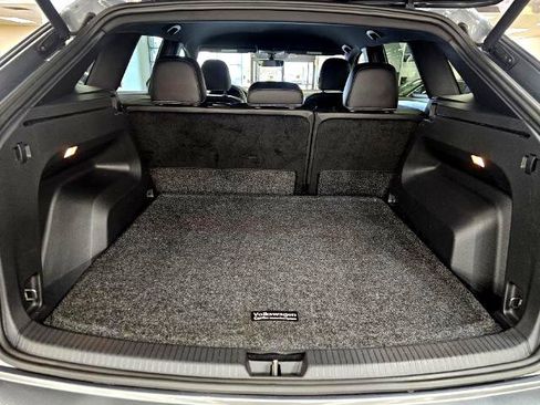 Used 2021 Volkswagen Atlas Cross Sport SE image 40