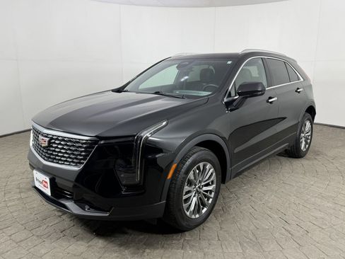 Used 2024 Cadillac XT4 Premium Luxury image 3