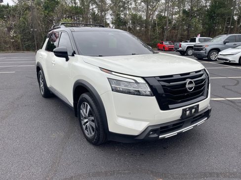 Used 2023 Nissan Pathfinder SL w/ Black Appearance Package image 1
