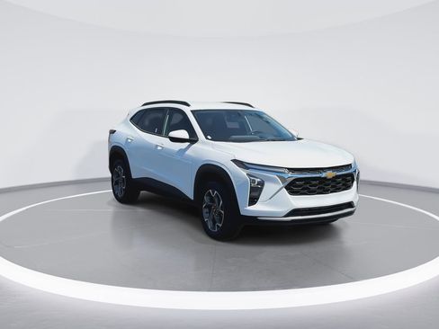 New 2026 Chevrolet Trax LT w/ Driver Confidence Package FWD image 2