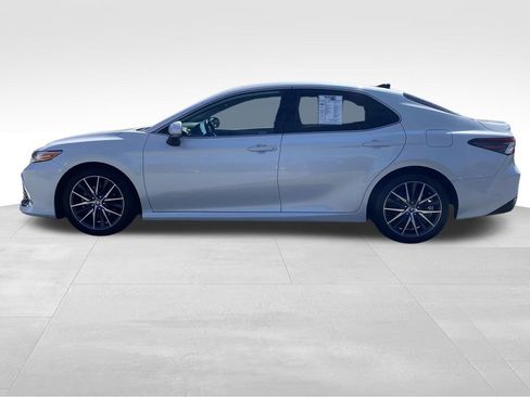 Used 2021 Toyota Camry XLE image 6