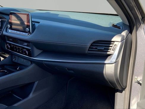 Used 2025 Nissan Rogue S image 18