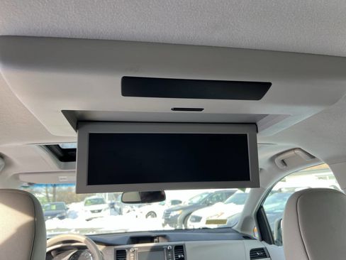 Used 2011 Toyota Sienna XLE image 28