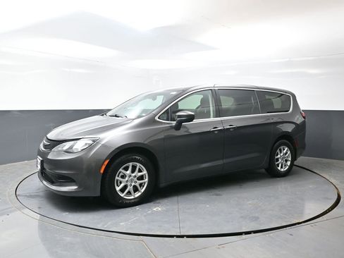 Used 2023 Chrysler Voyager LX FWD image 10