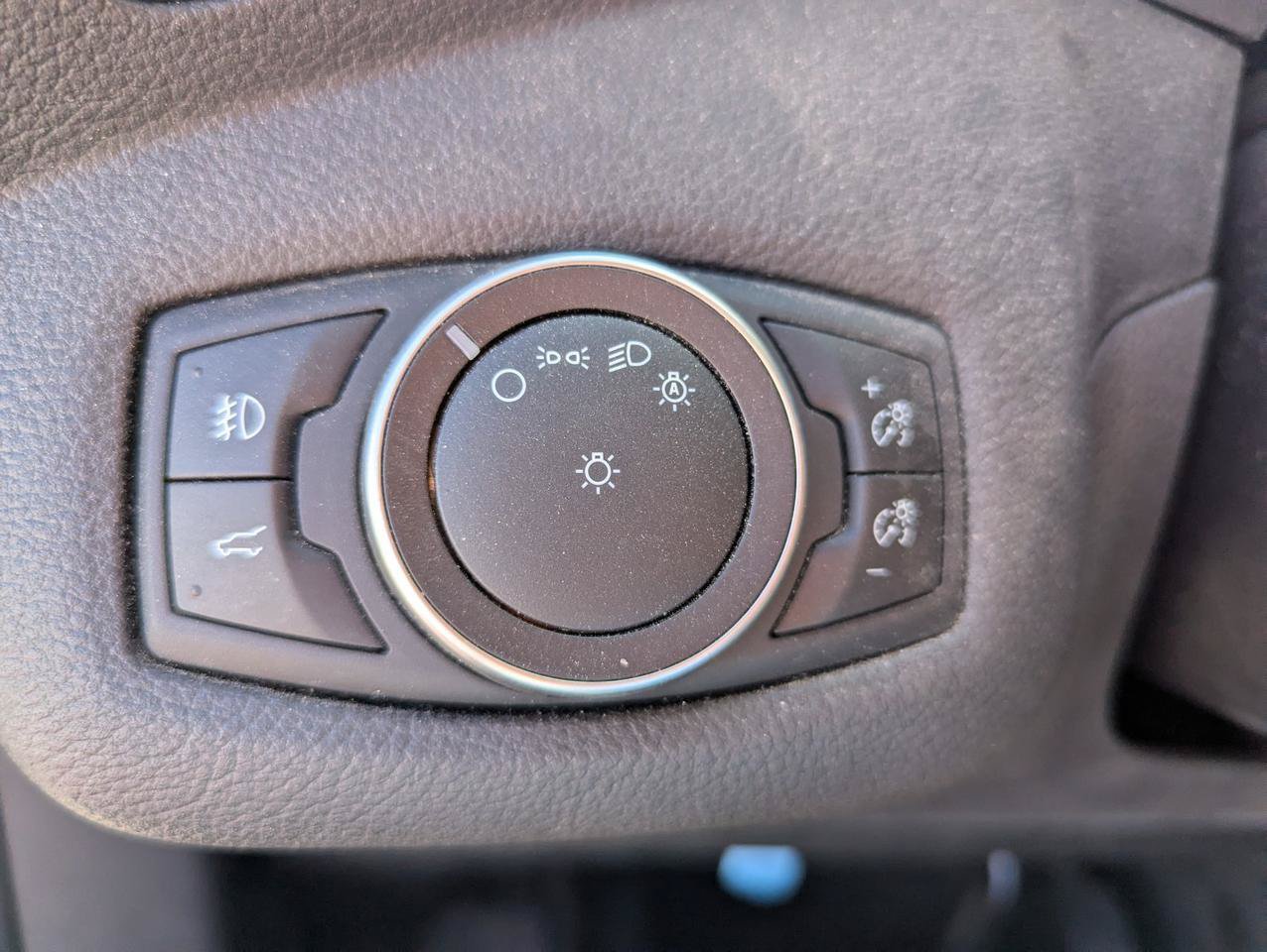 Used 2017 Ford Escape SE w/ SE Leather Comfort Package AWD/4WD image 18