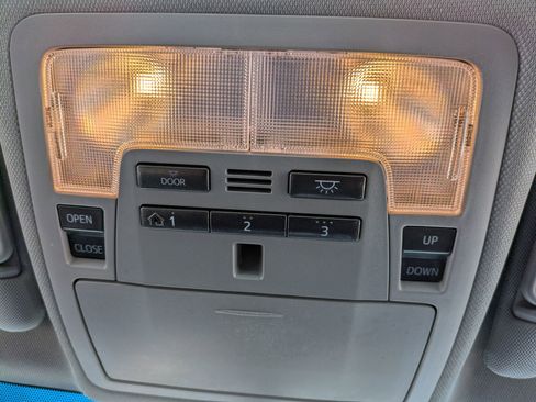 Used 2017 Toyota Camry XLE image 14