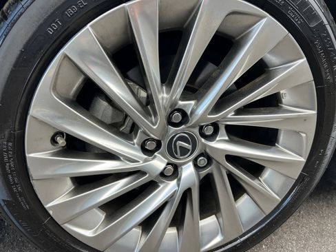 Used 2019 Lexus ES 300h Ultra Luxury w/ Accessory Package 2 FWD image 16