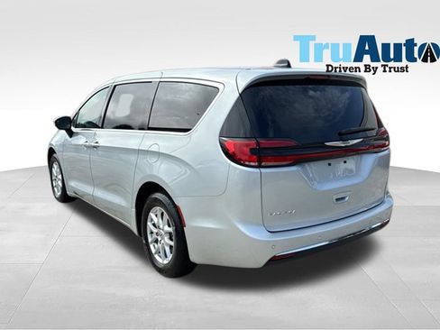 Used 2023 Chrysler Pacifica Touring-L FWD image 5