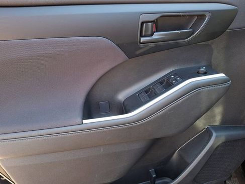 Used 2025 Toyota Highlander LE AWD/4WD image 13
