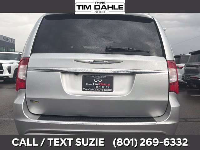 Used 2012 Chrysler Town & Country Touring w/ Entertainment Group #1 FWD image 7
