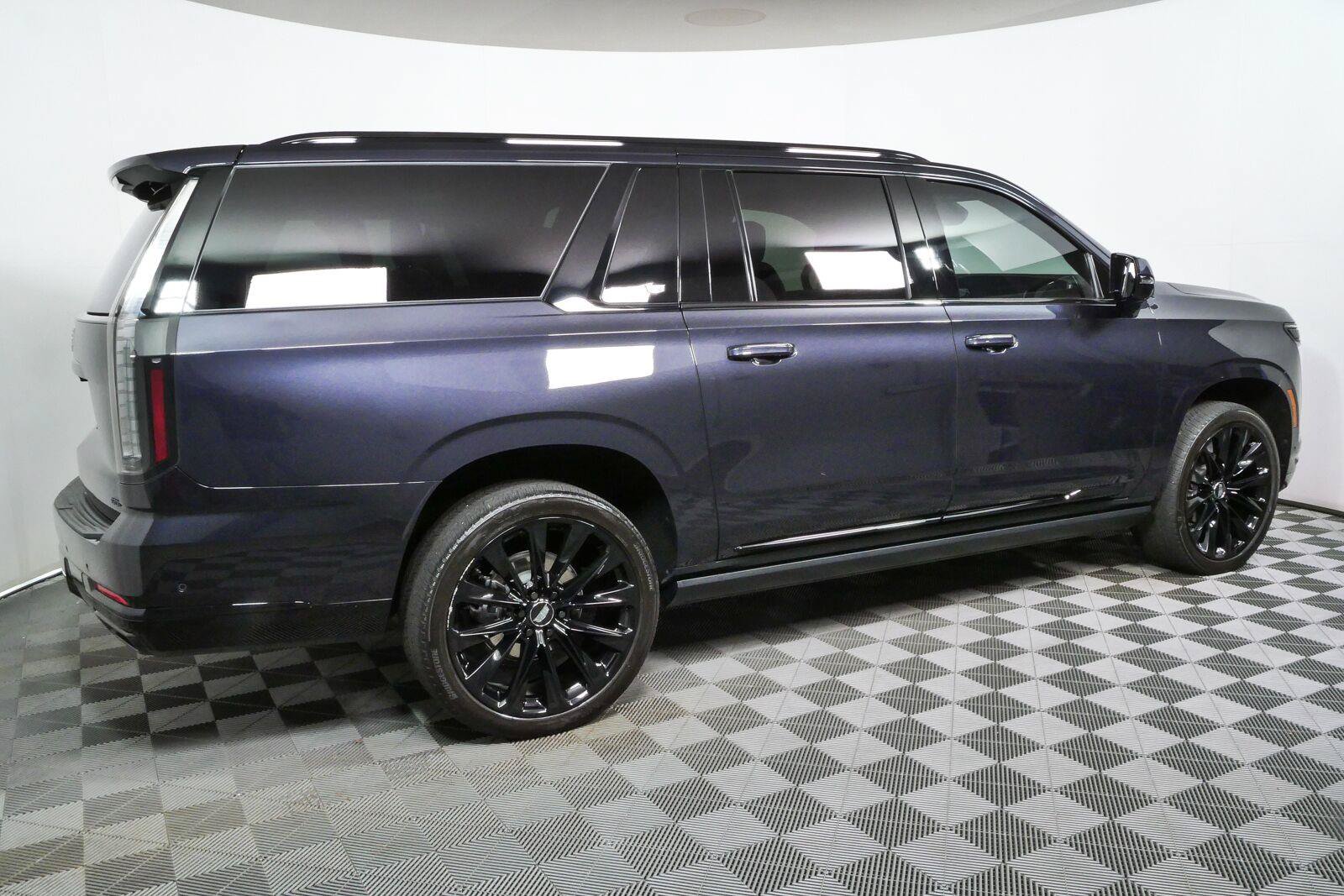 Used 2025 Cadillac Escalade ESV Sport Platinum w/ LPO, ONYX Package AWD/4WD image 2