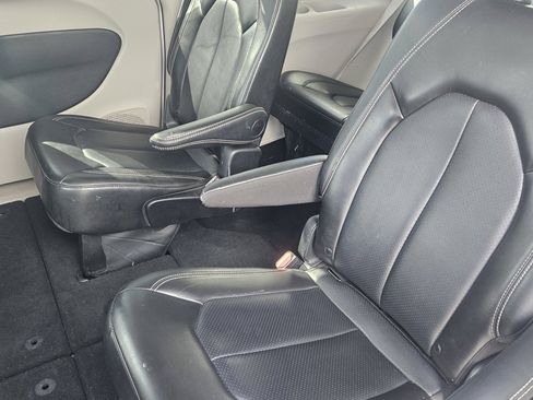 Used 2024 Chrysler Pacifica Touring-L FWD image 9