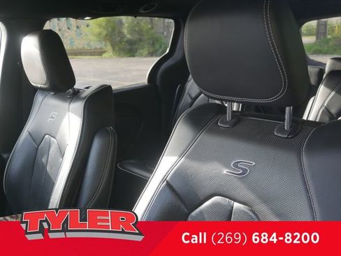 Used 2023 Chrysler Pacifica Limited w/ Uconnect Theater Family Group FWD image 37