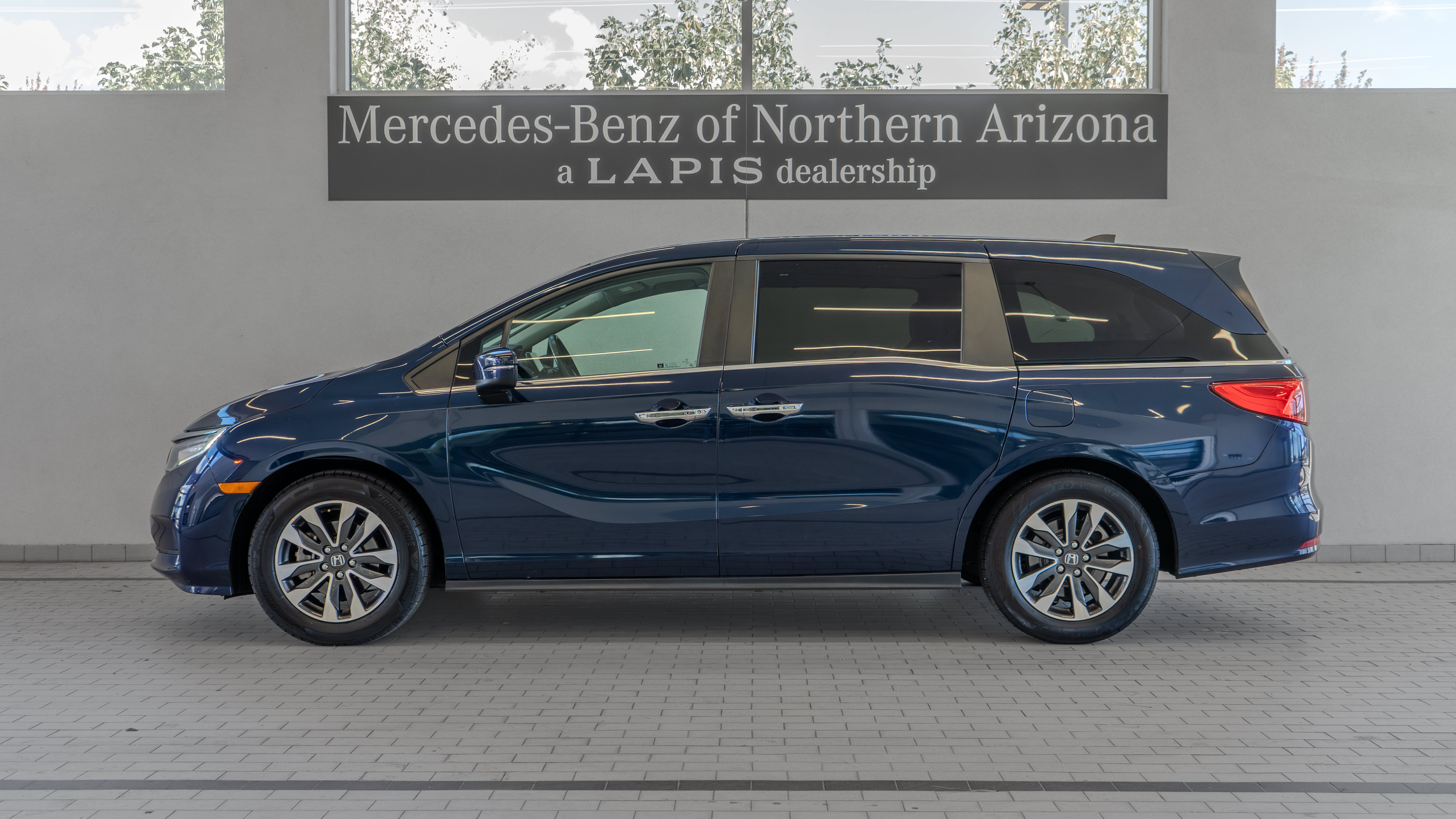 Used 2024 Honda Odyssey EX-L image 2
