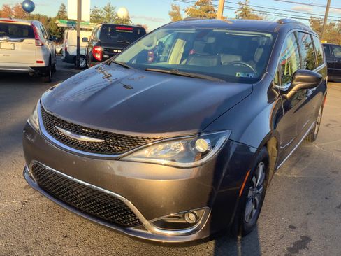 Used 2020 Chrysler Pacifica Touring-L Plus image 9