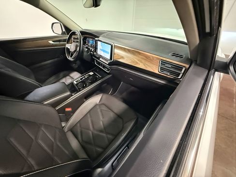 Used 2025 Volkswagen Atlas SE image 60