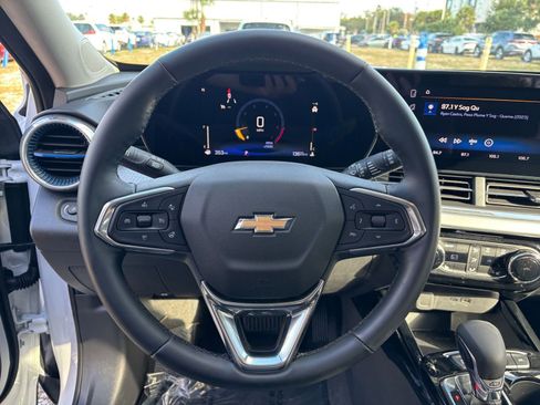 Used 2025 Chevrolet Trax LT w/ LT Convenience Package image 28