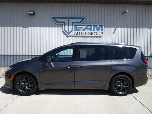 Used 2020 Chrysler Pacifica Touring-L Plus w/ S Appearance Package FWD image 4