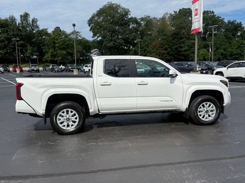 Certified 2025 Toyota Tacoma SR5 AWD/4WD image 10