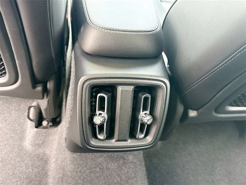 Used 2024 Volvo XC40 B5 Plus image 28