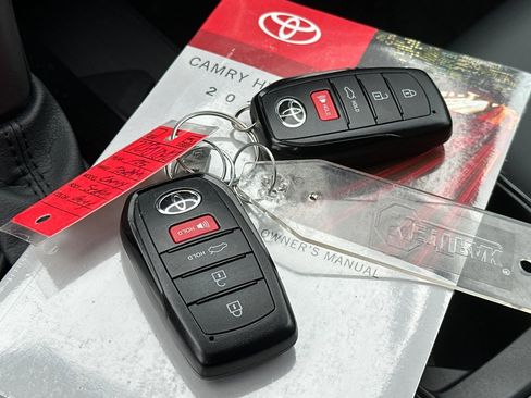 Used 2025 Toyota Camry SE image 11