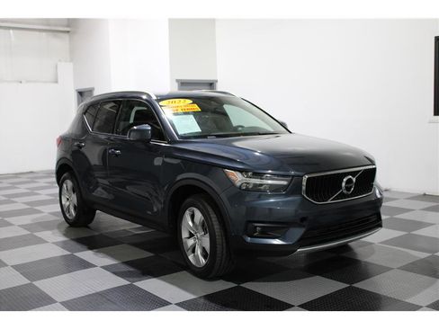 Used 2022 Volvo XC40 T5 Momentum image 2