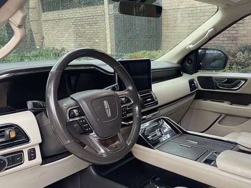 Used 2019 Lincoln Navigator Select image 3