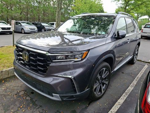 Used 2025 Honda Pilot Elite image 3