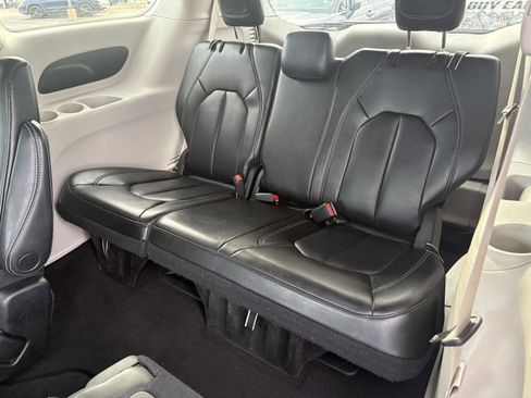 Used 2023 Chrysler Pacifica Touring-L image 16