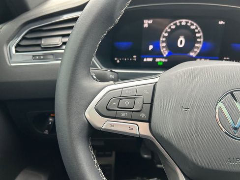 Used 2023 Volkswagen Tiguan SE R-Line image 17