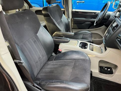 Used 2014 Chrysler Town & Country Touring-L FWD image 11
